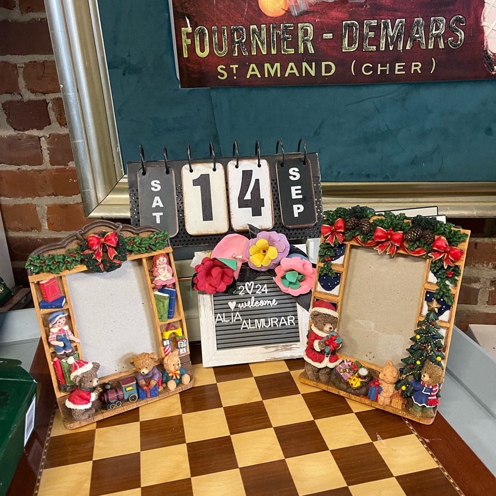 Both holiday frames 🖼️ have box